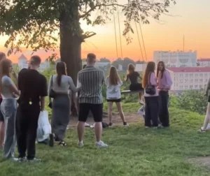 У Гродне камунальнікі прыбралі папулярныя, але несанкцыянаваныя арэлі з відам на горад