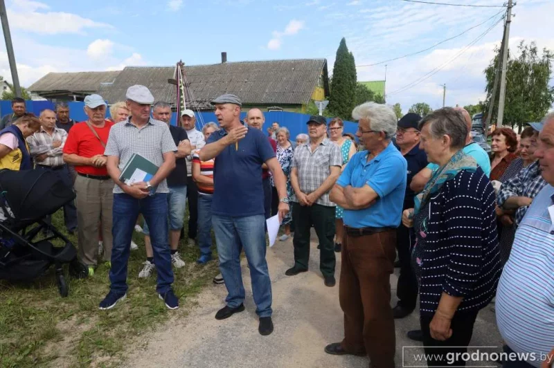 Таксі не ездзяць, хуткія захрасаюць. Жыхары вёсак Смаргонскага раёна ўжо пяць гадоў просяць заасфальтаваць дарогу Таксі не ездзяць, хуткія захрасаюць. Жыхары вёсак Смаргонскага раёна ўжо пяць гадоў просяць заасфальтаваць дарогу
