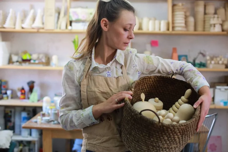 «З'язджаеш зоркай», а потым... Як мастачка з Гродна (не)будуе свой бізнес у эміграцыі Кацярына Еўдакімава