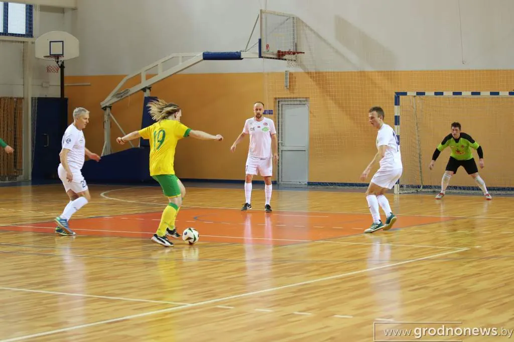 Дзмітрый Кавалёнак у час матчу каманды Юрыя Караева з камандай Лідскага раёна. Фота: grodnonews.by