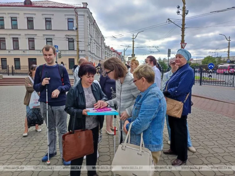 «Гродна ў фармаце тыфла». Незвычайную тактыльную экскурсію правялі для невідушчых «Гродна ў фармаце тыфла». Незвычайную тактыльную экскурсію правялі для невідушчых