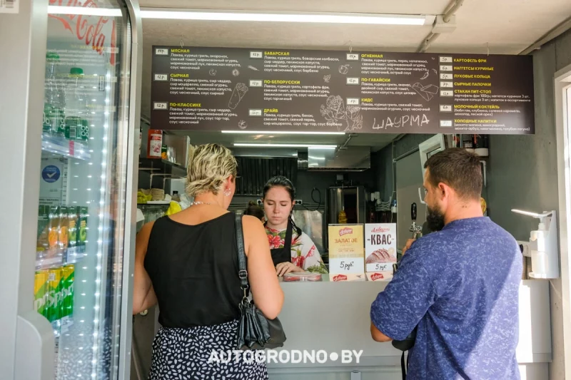 У Гродне адкрылася шаўрмічная з тэрасай на даху. Яе палюбілі кіроўцы