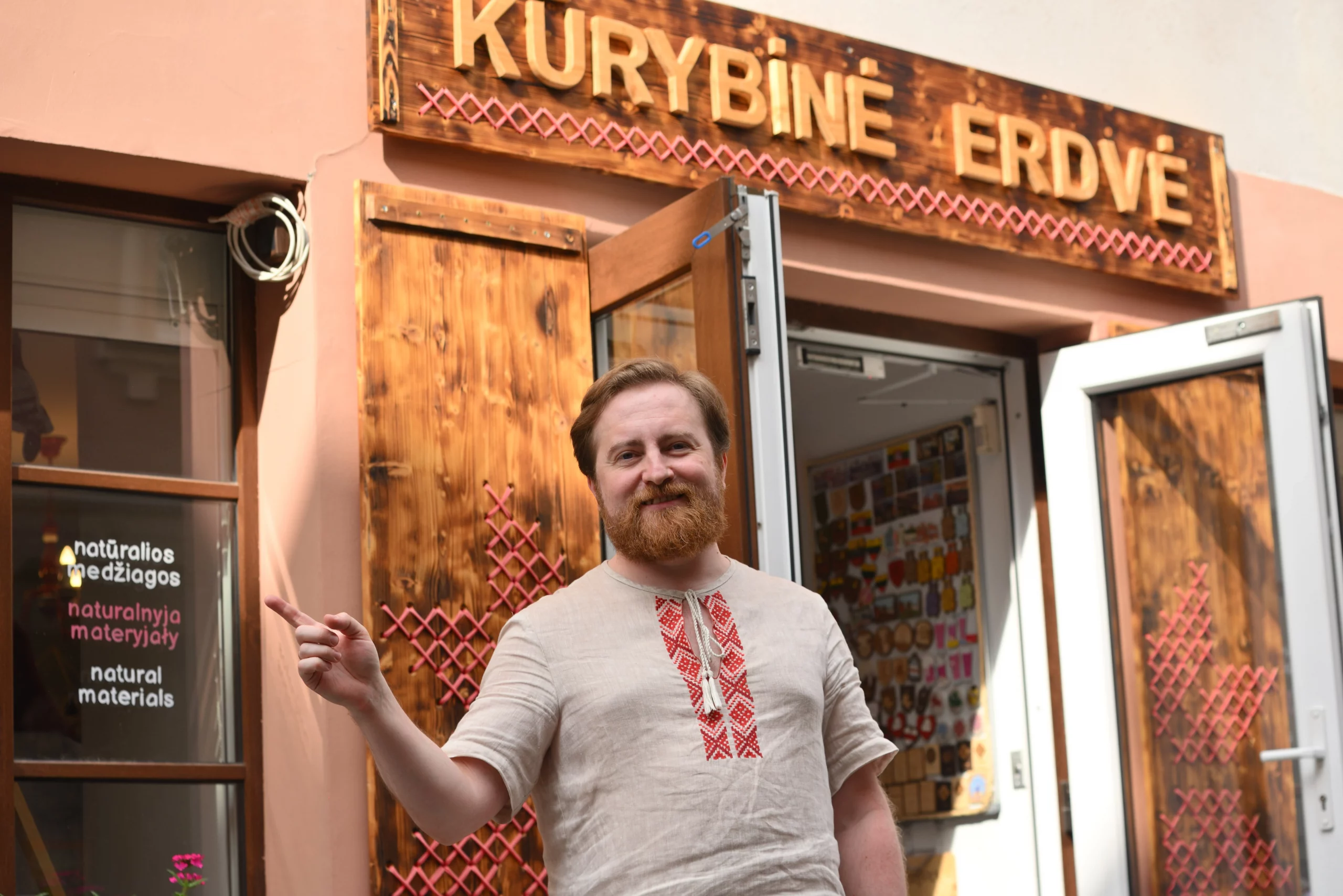 Дмитрий Фурманов на входе в магазин “Кропка”. Источник фото - социальные сети магазина