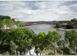 Нёман у цэнтры Гродна ў 1920-я. Размалявана з выкарыстаннем нейрасеткі Gemini.