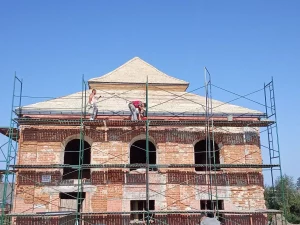 У Ізабеліне амаль скончылі аднаўляць дах сінагогі 