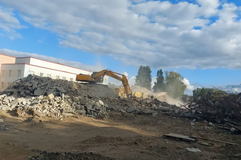 У Свіслацкім раёне зносяць недабудаваны бальнічны корпус - пуставаў больш за 30 гадоў Снос больничного корпуса; демонтаж; Свислочский район