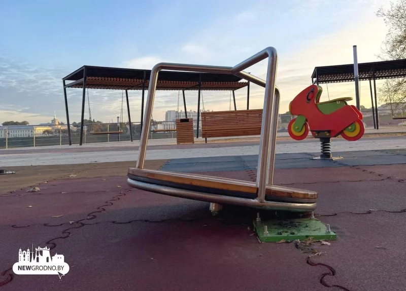 детская площадка в Гродно; карусель; сквер на улице Дарвина