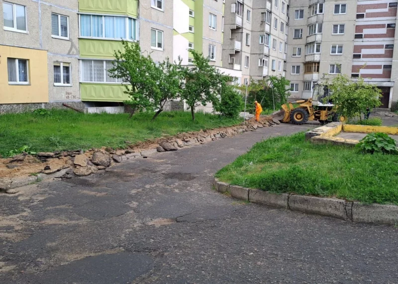У Ваўкавыску падрадчыкі завысілі цэны на работы ЖКГ — камунальнікі пераплацілі 1,5 млн рублёў Рамонт у адным з двароў. Фота: t.me/kgk_oficial