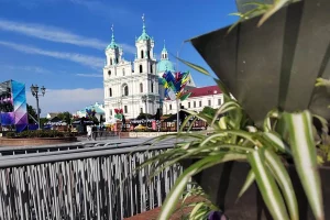 Турыстка назвала Гродна «невялікім правінцыйным гарадком» — беларусы не пагадзіліся Фарный костел на Советской площади в Гродно. Фото из архива Hrodna.life