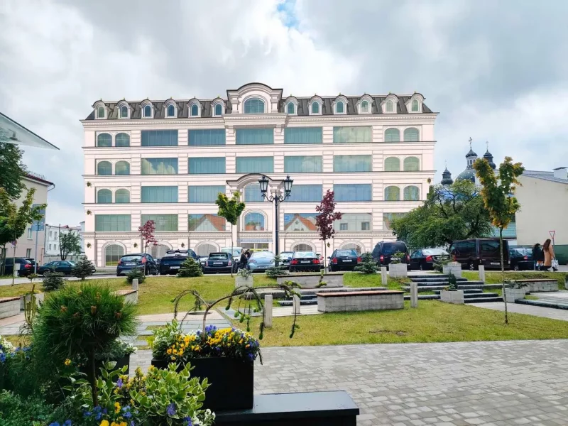 «Дай яму касцёл рэстаўраваць — і там з’явяцца нумары». Рэканструяваць Дом быту будзе Сямашка — што пра гэта думаюць гродзенцы