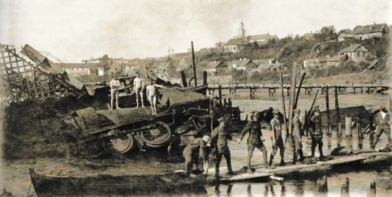 1920, Гродна. Разбураны чыгуначны мост праз Нёман, знішчаны бронецягнік, на заднім плане драўляны мост, пабудаваны польскімі сапёрамі. Фота: Hrodna 11:27