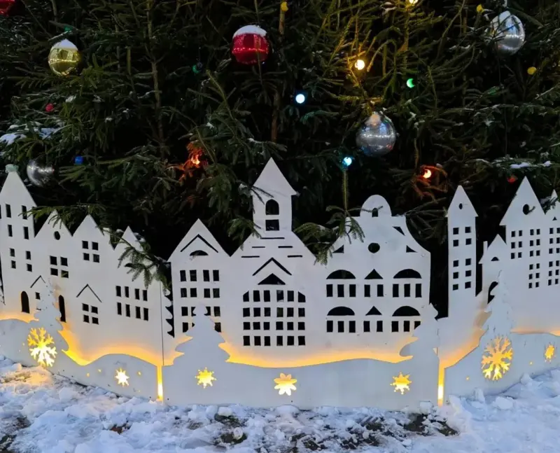 З падковамі, дамкамі і сняжынкамі. Як выглядаюць галоўныя ёлкі ў раённых цэнтрах рэгіёна новогодняя елка