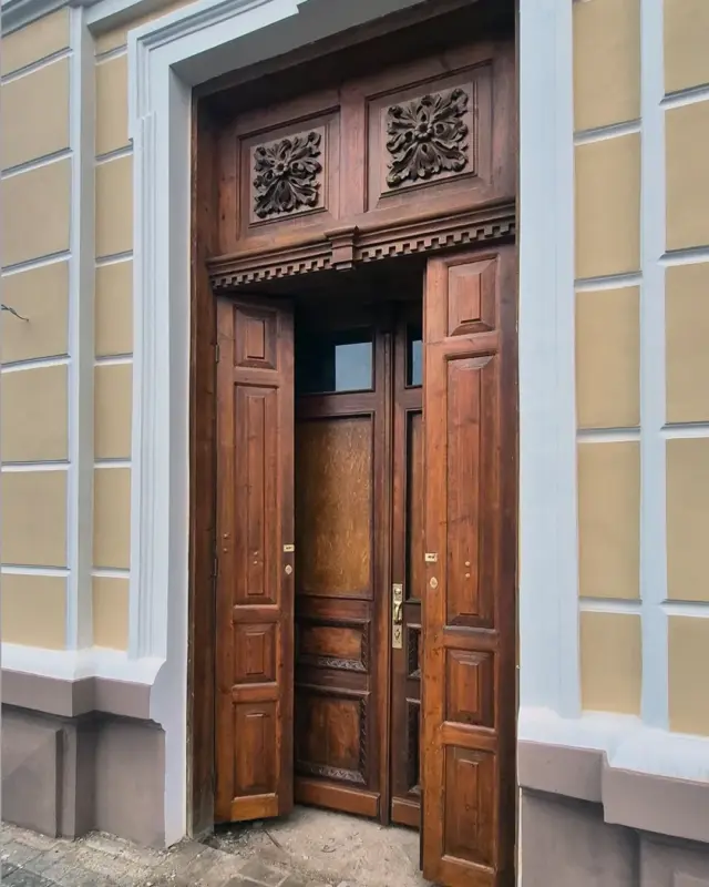 Таямніцы без замкоў. 7 гісторый, схаваных за дзвярыма гістарычных будынкаў Гродна