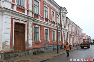 У былым скурвене на Васілька аднавілі старажытныя дзверы У былым скурвене на Васілька аднавілі старажытныя дзверы