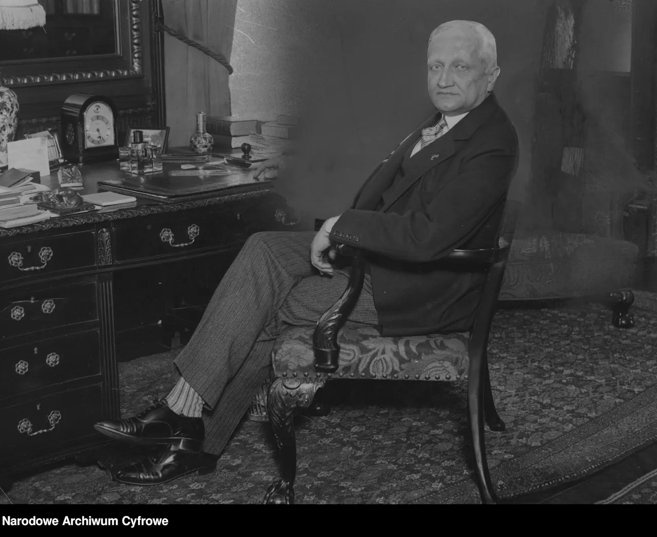 Константин Скирмунт в своем кабинете. 1925 год. Источник: Narodowe Архив Cyfrowe