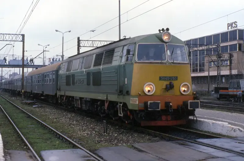 У Беластоку пройдзе беларуская гарадская гульня пра 90-я: успомняць кірмаш, мяжу і разыграюць прызы Цягнік на вакзале ў Беластоку ў 1994 годзе. Фота: Phil Richards / Flickr