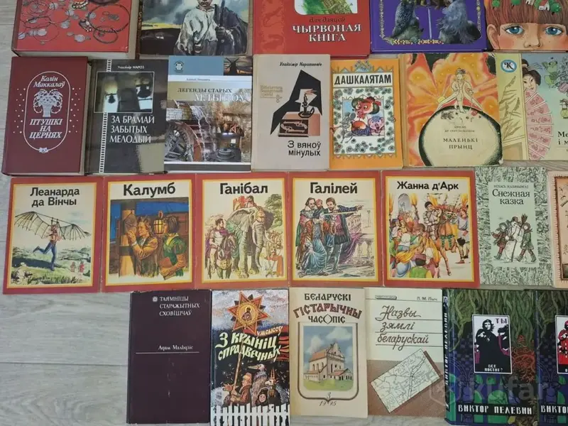 “Бацькаўшчыну” продают за три рубля. Сколько стоят книги белорусских классиков на "Куфаре", в книжном магазине и за границей