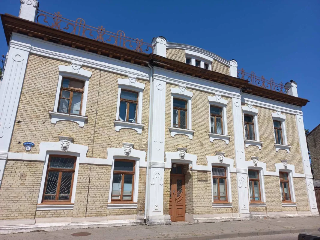 Студенческая, 6 - "дом со львами". Фото: Государственный комитет по имуществу