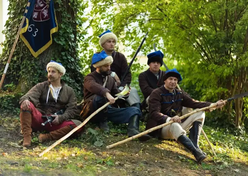 Рэканструктар з Гродна адкрывае пад Беластокам клуб гістарычнага фехтавання Клуб INVICTUS 1863.