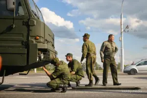 Пракурор запатрабаваў 4,5 года турмы за кінуты ў мікрааўтобус АМАПа бетон. Пацярпелыя аб шкодзе не заявілі войска армія