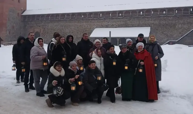 У Лідскім замку праводзяць экскурсію з ліхтарыкамі — пагружаюць у Сярэднявечча У Лідскім замку праводзяць экскурсію з ліхтарыкамі — пагружаюць у Сярэднявечча