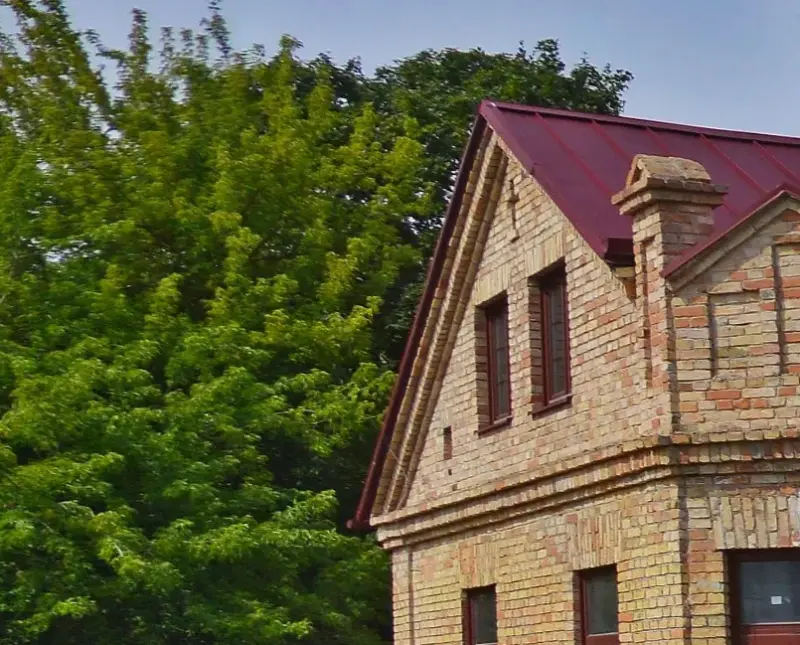 Головы львов, инструменты лесорубов и таинственные надписи: какие "секретные" символы можно увидеть на фасадах гродненских зданий?