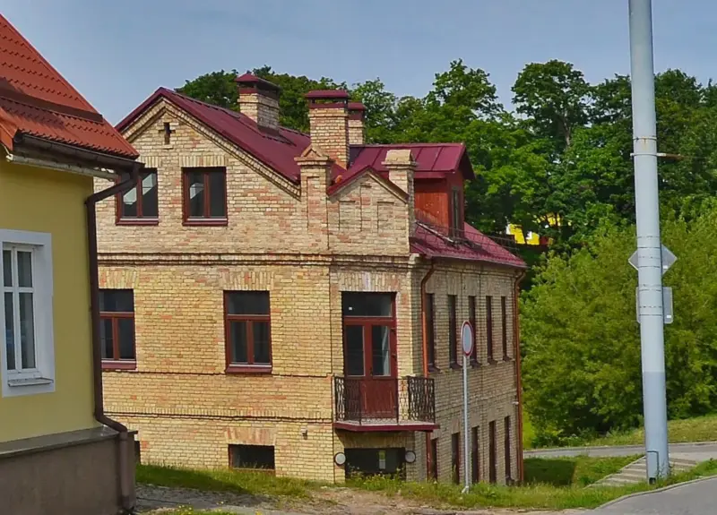 Головы львов, инструменты лесорубов и таинственные надписи: какие "секретные" символы можно увидеть на фасадах гродненских зданий?