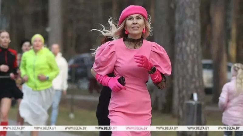 «Забег прыгажосці». У Гродне дзяўчаты прабягуцца ў сукенках (абноўлена) забег в платьях