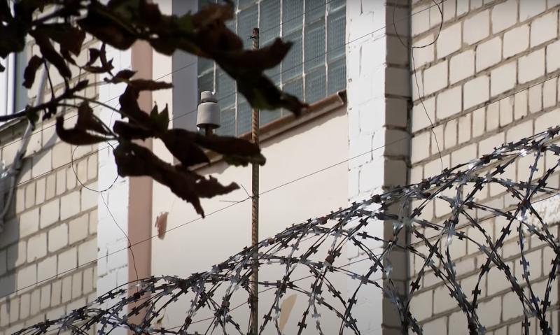 Называў Еўропу «памыйкай», а потым туды з’ехаў. Нямецкае медыя апублікавала расследаванне пра экс-начальніка калоніі Бабруйская калонія № 2. Скрыншот з відэасюжэту АНТ