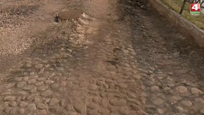 Выяўлены побач з Новым замкам у Гродне брук часткова дэмантуюць