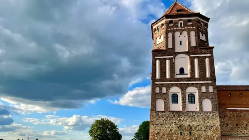 «Шмат бландзінаў і смачны шакалад». Дзяўчына пералічыла стэрэатыпы пра Беларусь — вось што ёй адказалі Мирский замок