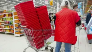 «Са шкоднасці важу грудку». Пасля скаргі пакупніцы краму «Светофор» у Гродне закрылі Магазин