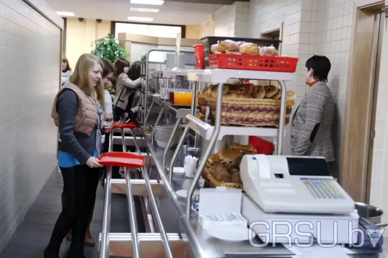 У сталовай ГрДУ.