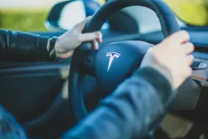 “Джон Уік прыйдзе па цябе”. Амерыканец разбіў сваю Tesla, а праз год знайшоў яе ў Беларусі - і мог дыстанцыйна ёй кіраваць Tesla Model 3 з Амерыкі ў Беларусі