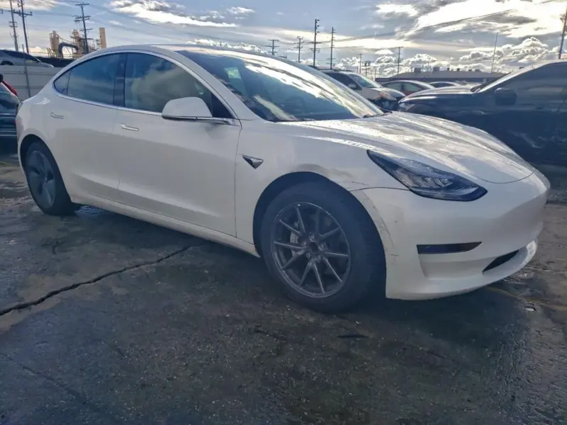 Tesla Model 3 з Амерыкі ў Гродна