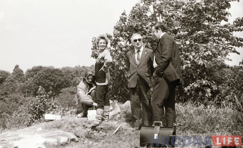 Археологи Павел Раппопорт и Михаил Ткачёв на Замковой горе. 1980-е гг.