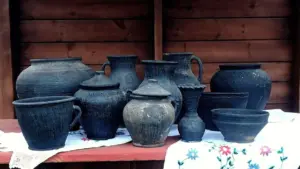 Працэс займае некалькі сутак. На Гродзеншчыне адраджаюць старадаўняе ганчарнае рамяство черная керамика