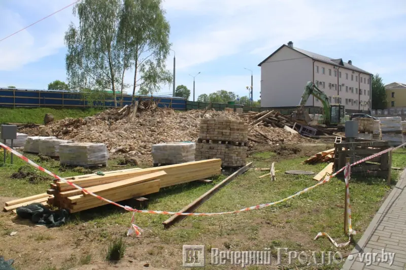 Закінуты дом на Будзённага разабралі на цэглу