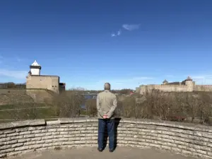 «Я між двух агнёў». Як жыве памежная Нарва - горад, дзе Еўропа ці то пачынаецца, ці то заканчваецца Турист в Нарве смотрит на эстонский и российский замки. Фото: Hrodna.life