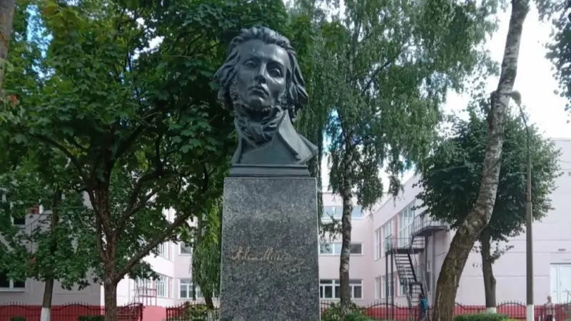 Гедымін, авіятары, паўстанцы і адзін Ленін: даследавалі помнікі беларускіх гарадоў - чым вылучаецца Ліда