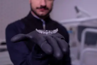 Беларусы зноў скардзяцца на чэргі да артадонтаў. Спыталі ў лекара, чаму іх так мала