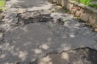 «Палова горада ў такіх дарогах». Гродзенцы скардзяцца на стан тратуараў — ці дапамагаюць заяўкі ў 115?