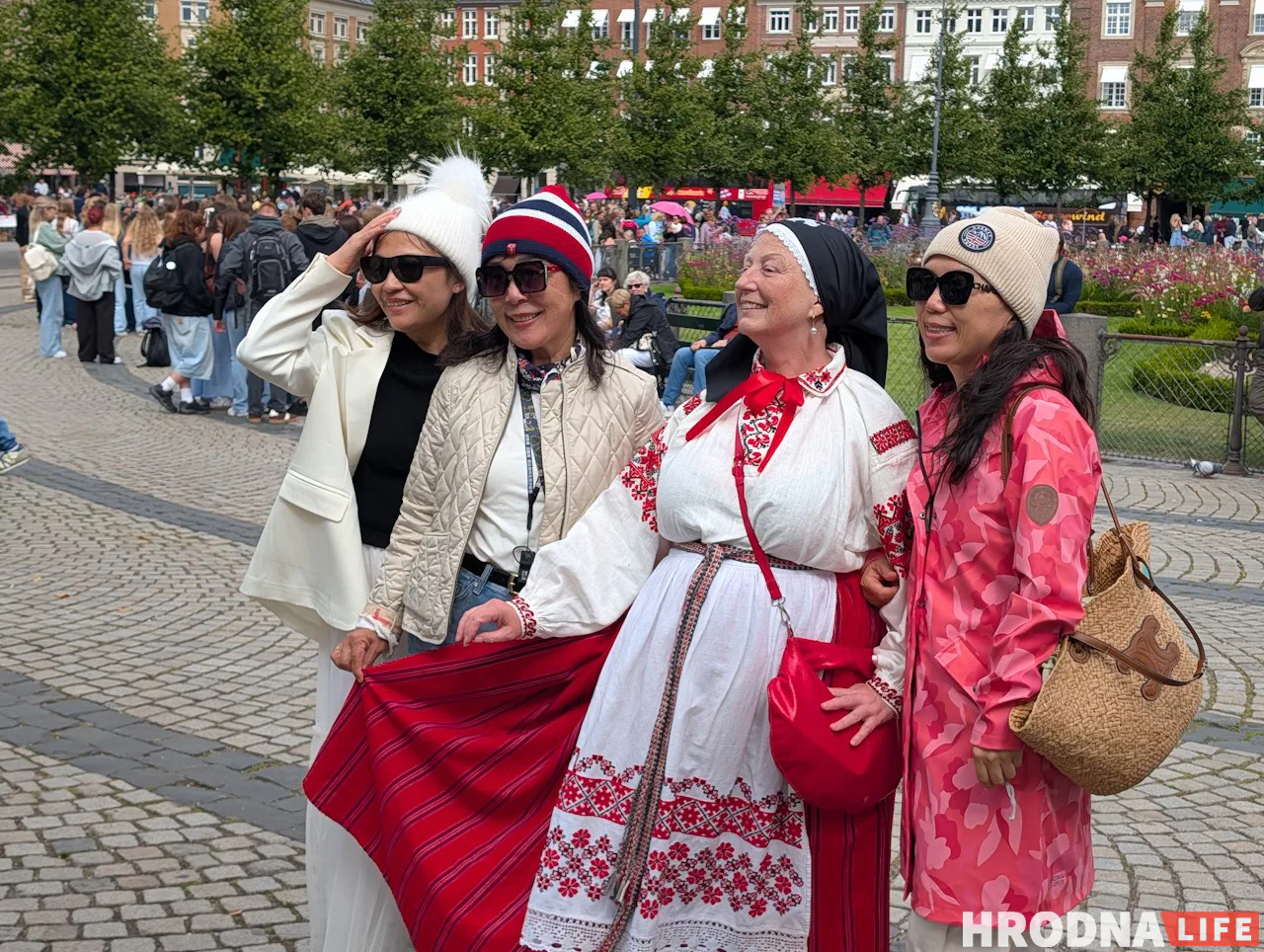 Па фота з Ірынай Новік у беларускім традыцыйным строі турысты выстройваліся ў чэргі. Фота: Аляксей Шота, Hrodna.life