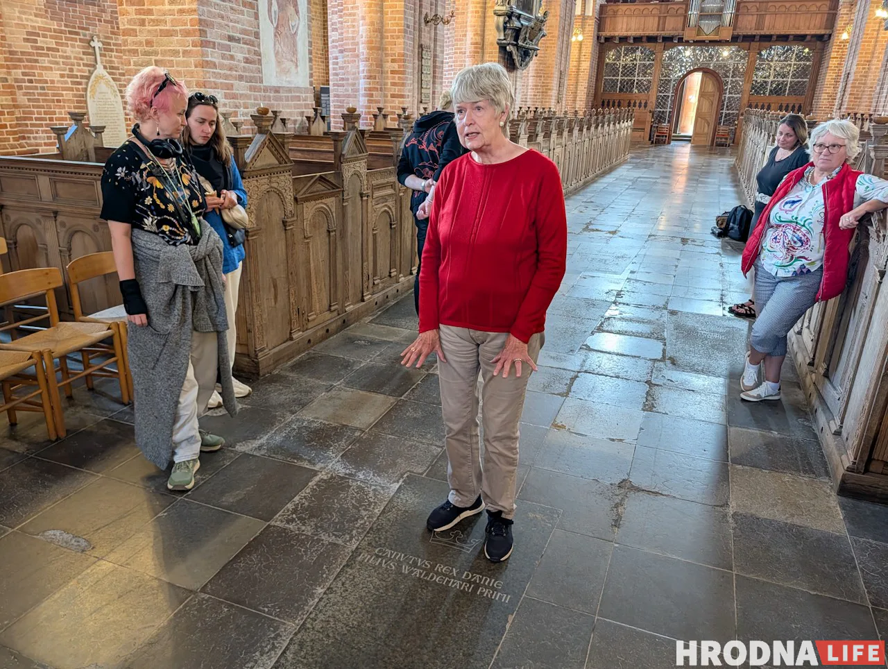 Біргітэ Хамэр у царкве ў Рынгстэдзе паказвае пахаванні дацкіх каралёў і каралеў. Фота: Аляксей Шота, Hrodna.life