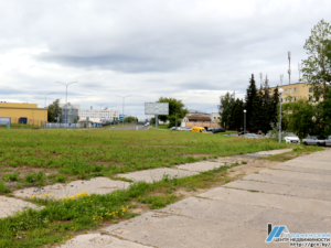 У Гродне побач з будынкам суда прадаюць участак - там можа з'явіцца крама