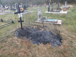 На могілках Дзятлаўскага раёна згарэла магіла. Як?