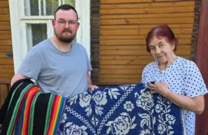 Жыхарка вёскі перадала Індурскаму цэнтру культуры даматканыя дываны 1960-га года - вырабы выткала яе маці Жыхарка вёскі перадала Індурскаму цэнтру культуры даматканыя дываны 1960-га года - вырабы выткала яе маці